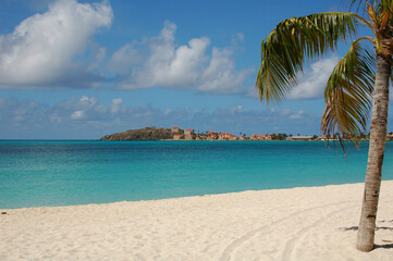 Fototapeta na wymiar The beautiful, scenic and serene beach on Sint Maarten Caribbean island on Great Bay Philipsburg