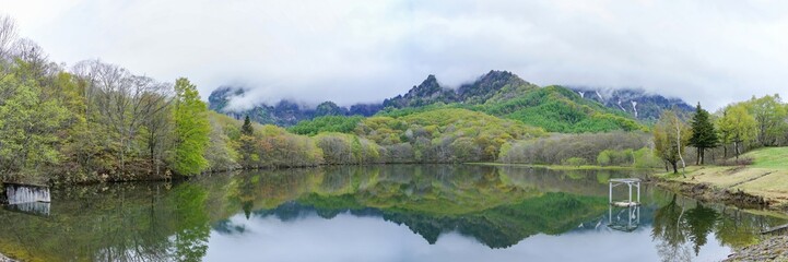 Fototapeta na wymiar 静寂に包まれた春の鏡池のパノラマ情景＠戸隠、長野