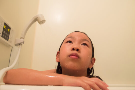 女子小学生　風呂 泡風呂に入浴する女の子の写真素材 [FYI01285881] | ストック ...