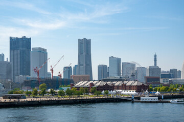 青空に映るタワービルディングと横浜の街並み
