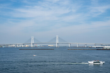 横浜港にかかるベイブリッジ
