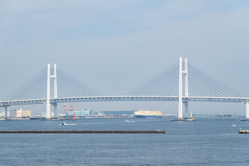 横浜港にかかるベイブリッジ
