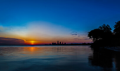 Sunrise over Lake Erie and the city of Cleveland  - obrazy, fototapety, plakaty
