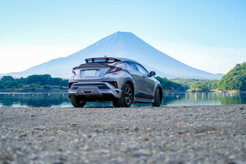 精進湖からの富士山とシルバーのSUV