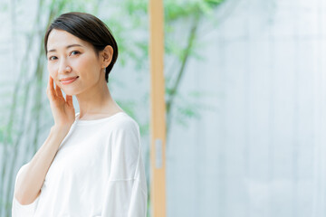 肌に手を添える日本人女性