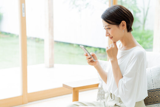 携帯を持つ日本人女性