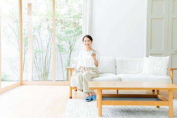 Obraz na płótnie Canvas 携帯を持つ日本人女性