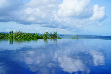 インフィニティプールと海