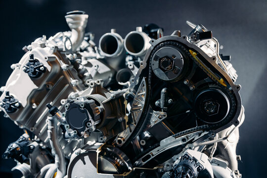 Longitudinal section mock-up of automobile gearbox for visual action and operation of gears on shaft
