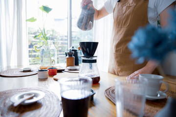 コーヒーを淹れる女性の手元