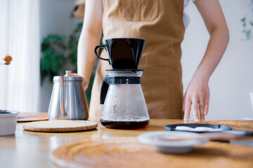 コーヒーを淹れる女性の手元