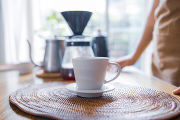 コーヒーを淹れる女性の手元