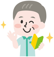 初心者マークをもつ半袖の制服を着たシニア男性スタッフ 