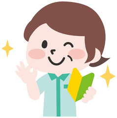 初心者マークをもつ半袖の制服を着たシニア女性スタッフ 