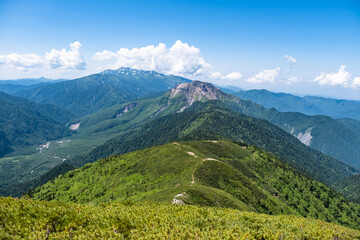 Fototapeta na wymiar 丸山から焼岳と遠くに乗鞍岳を望む（2022年7月撮影）