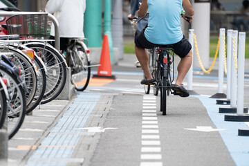 ガニ股で自転車に乗る男性