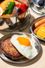 ハンバーグに目玉焼きをのせたアウトドア料理