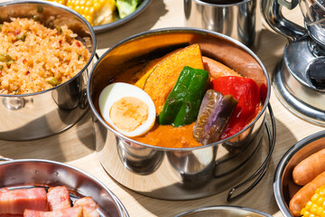 夏野菜のスープカレーのアウトドア料理