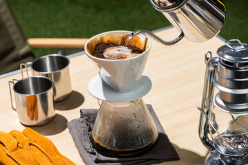 アウトドアのキャンプでドリップコーヒーを楽しむ