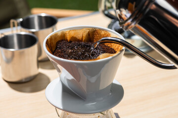 アウトドアのキャンプでドリップコーヒーを楽しむ