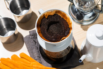 アウトドアのキャンプでドリップコーヒーを楽しむ