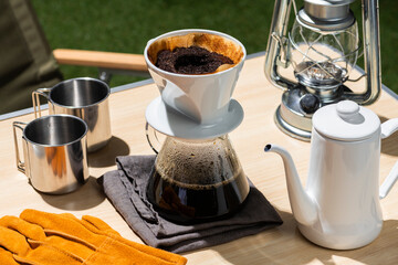 アウトドアのキャンプでドリップコーヒーを楽しむ