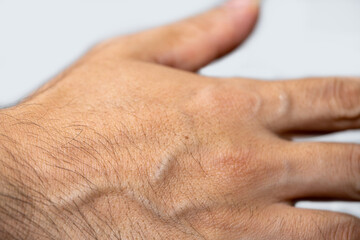 毛深い男性の手