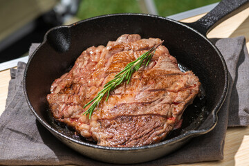 スキレット鍋で調理したステーキ肉のキャンプ飯