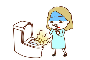 （全身斜め）トイレからする匂いが臭く、思わず顔をしかめて鼻を抑える白人女性