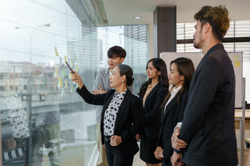 Obraz premium Meeting of Asian business people who are committed to work. Creative business team working together at office.