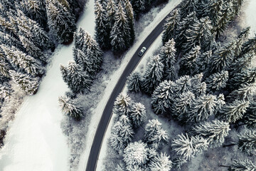 Strasse durch verschneite Winterlandschaft Schweiz mit Drohne