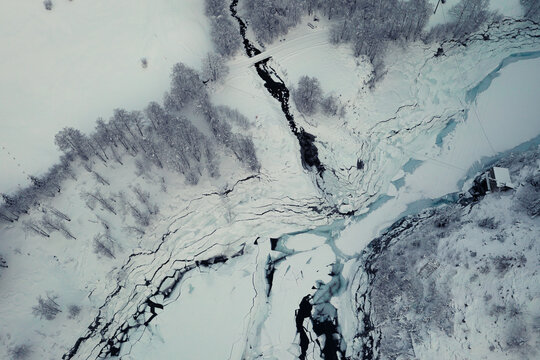 Drohnenfoto Winter Landschaft mit Fluss gefroren von oben Schweiz
