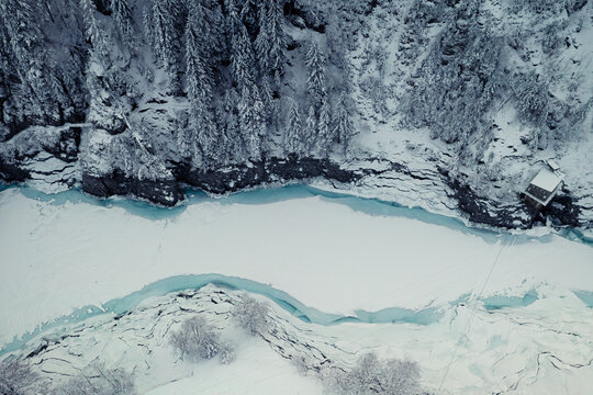 Vereister Fluss Winter Landschaft von oben mit Drohne Schweiz