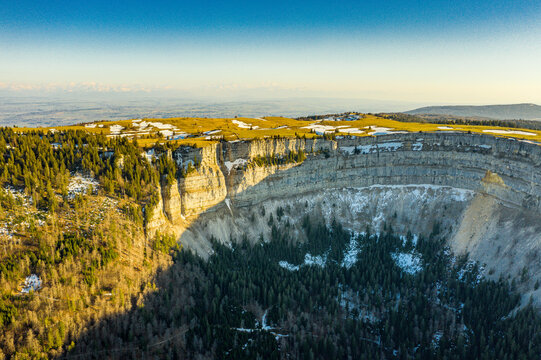 Schweizer Landschaft Creux du Van Drohnenfoto