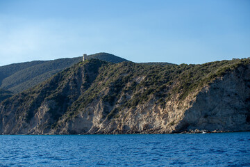 Fototapeta na wymiar Insel im Mittelmeer mit historischen Bauwerken