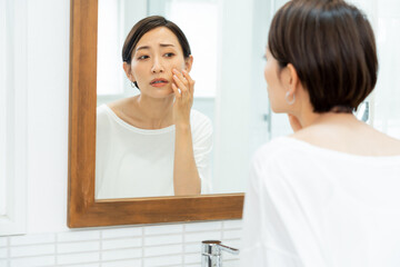 鏡を見る日本人女性