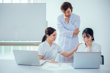 Fototapeta premium 泣く看護師を励ます医者とナース 