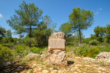 monumento señalando el punto central de la isla de mallorca, Sa Comuna, Lloret de Vistalegre, ​centro de la isla de Mallorca, Spain