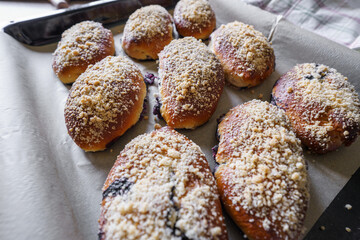 Bułki z jagodami i kruszonką