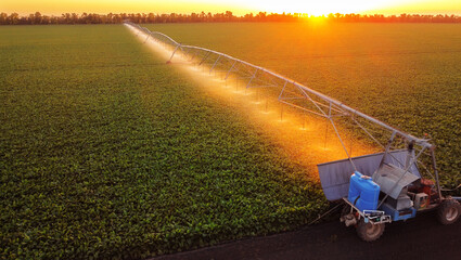installation for irrigating fields in the evening with sunlight
