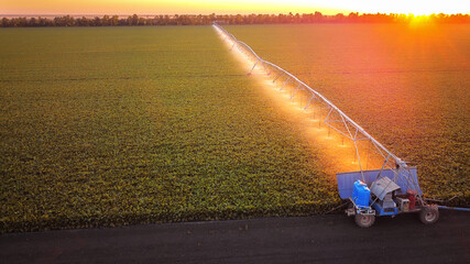 installation for irrigating fields in the evening with sunlight