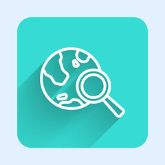 Obraz premium White line Magnifying glass with globe icon isolated with long shadow background. Analyzing the world. Global search sign. Green square button. Vector