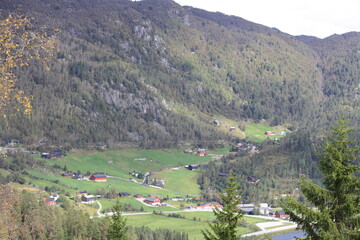 Fototapeta na wymiar Cascada de Latefoss, entre paisajes noruegos.