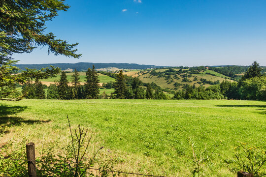 Blick über Wiesen und Wälder nach Guyans-Vennes im Karstgebiet des franzzösischen Juras im Sommer