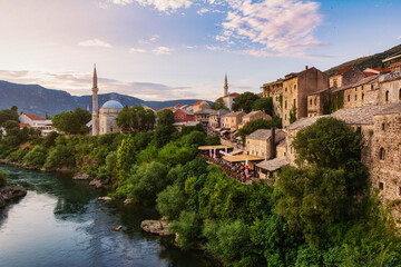 Fototapeta na wymiar Mostar al atardecer