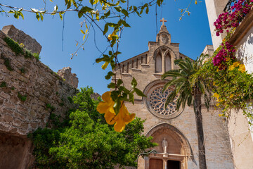 Zabytkowy kościół z przepiękną rozetą wbudowany w mury miasta. Kościół swiętego Jakuba, Alcudia, Majorka, Hiszpania.  - obrazy, fototapety, plakaty