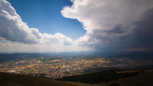 Clouds in the sky - Eremo di Serrasanta &ndash; Gualdo Tadino - Umbria - Italy - Time lapse