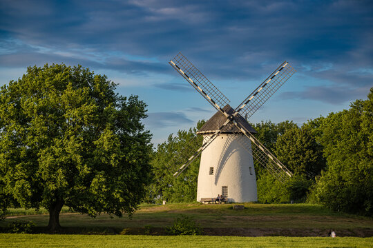 Windm&uuml;hle auf dem Egelsberg in Krefeld Traar, an einem Fr&uuml;hlingsabend kurz vor Sonnenuntergang.