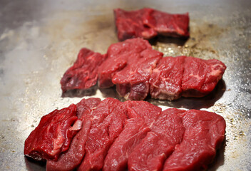 Zubereitung von feinem Rindfleisch, Fleisch auf einer heißen Kochplatte.
