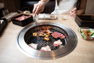 焼肉を焼く女性